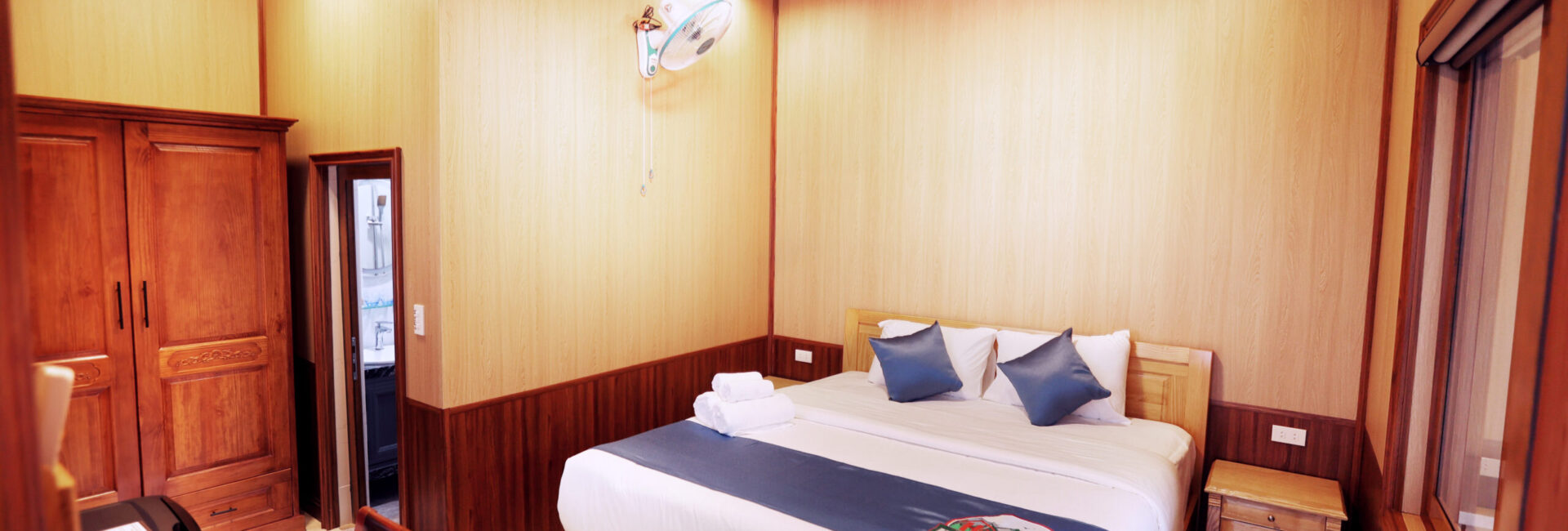 Deluxe Room ( Phòng 1 Giường Đôi )